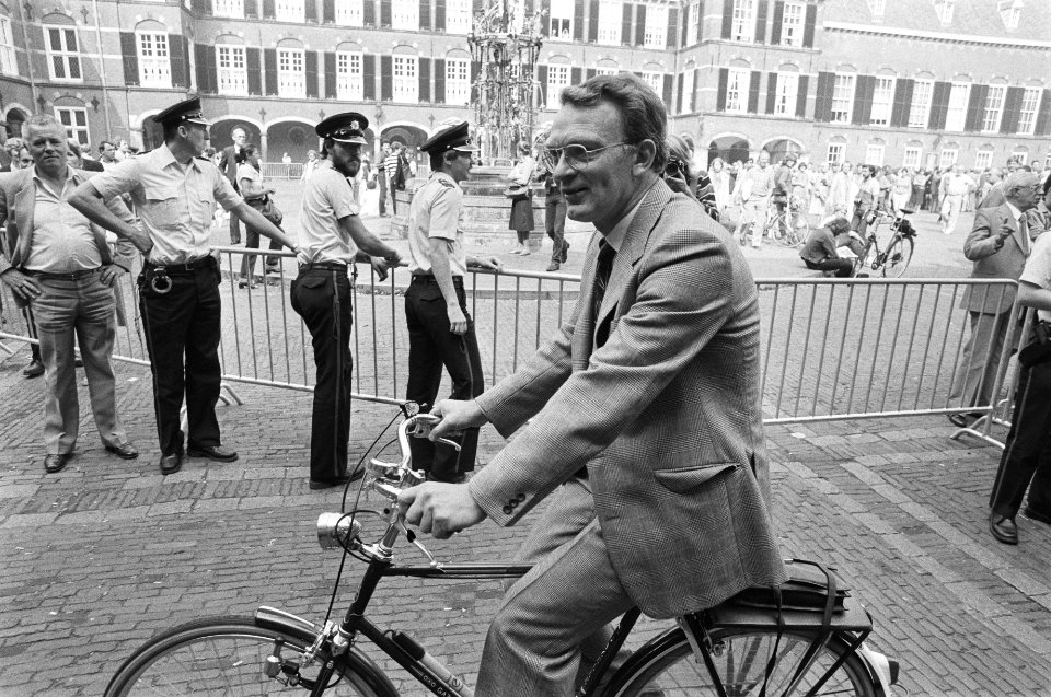 Janmaat (Centrumpartij) arriveert per fiets op het Binnenhof, Bestanddeelnr 932-3283