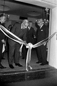 Japanse Ambassadeur Z. E. T. Ushiriku tentoonstelling geopend Japanse produkten , Bestanddeelnr 920-7750