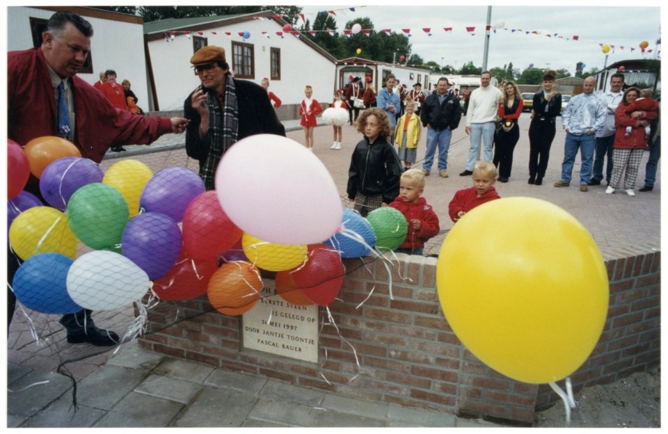 Jantje en Toontje Bauer, de jongste bewoners van het Jozef Bauererf, assisteerden wethouder Jan Haverkort (met pet) bij de opening van het woonwagenkampje aan de Meester Jan Gerritszlaan. NL-HlmNHA 54037319