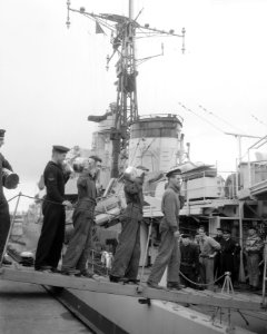 Jantjes brengen proviand aan boord van de Evertsen, Bestanddeelnr 909-1717