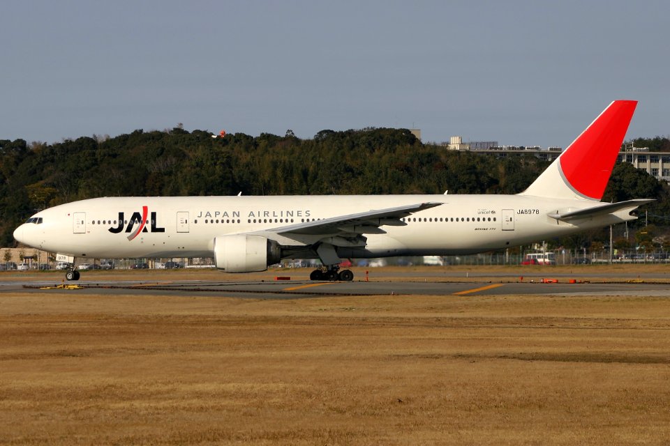 JapanAirlines B777-200 fukuoka 20050213153742