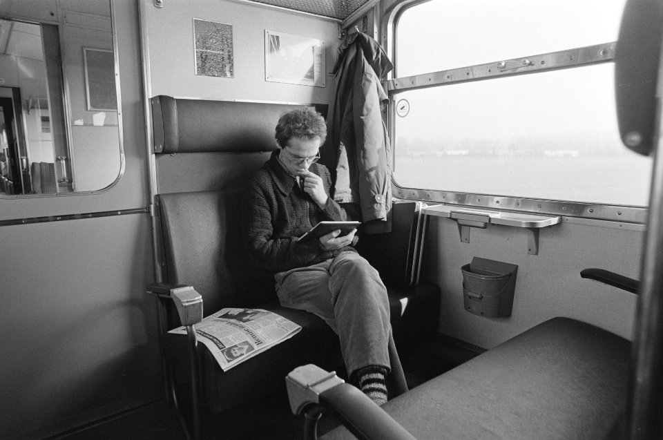 Jannes van der Wal bereidt zich in de trein van Groninge naar Nijverdal voor op , Bestanddeelnr 933-9594
