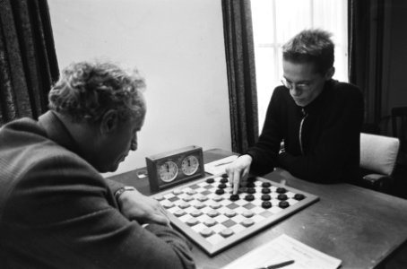 Jannes vd Wal (rechts) tegen Iser Koeperman in hun eerste partij, Bestanddeelnr 930-1383