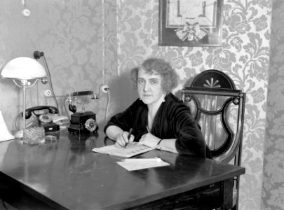Janina Korolewicz-Wayda, de directrice van de Warschauer opera, in haar werkkame, Bestanddeelnr 190-1206