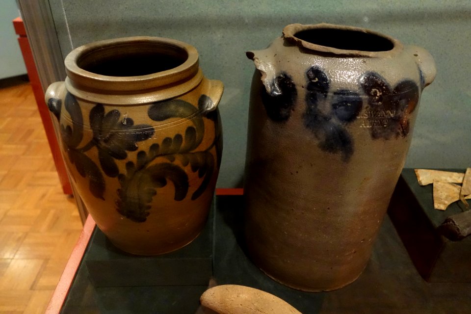 Jar by Hugh Smith, 1822-1841 (left), and J. Swann, 1813-1822 (right), salt-glazed stoneware with brushed-cobalt decoration - The Lyceum - Alexandria, Virginia - DSC03449