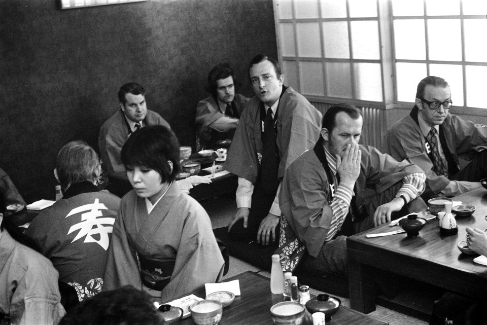 Japanse meisjes met yen travellers cheques van American Express, Bestanddeelnr 926-9910