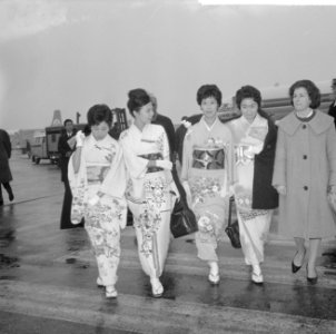 Japanse stewardessen in Kimono, Bestanddeelnr 914-5330
