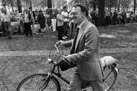 Janmaat (Centrum Partij) met zijn fiets, Bestanddeelnr 932-3199