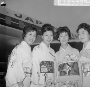 Japanse stewardessen in Kimono, Bestanddeelnr 914-5329