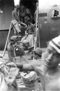 Japanse krijgsgevangen halen de zakken uit het vliegtuig, Bestanddeelnr 115-4-4