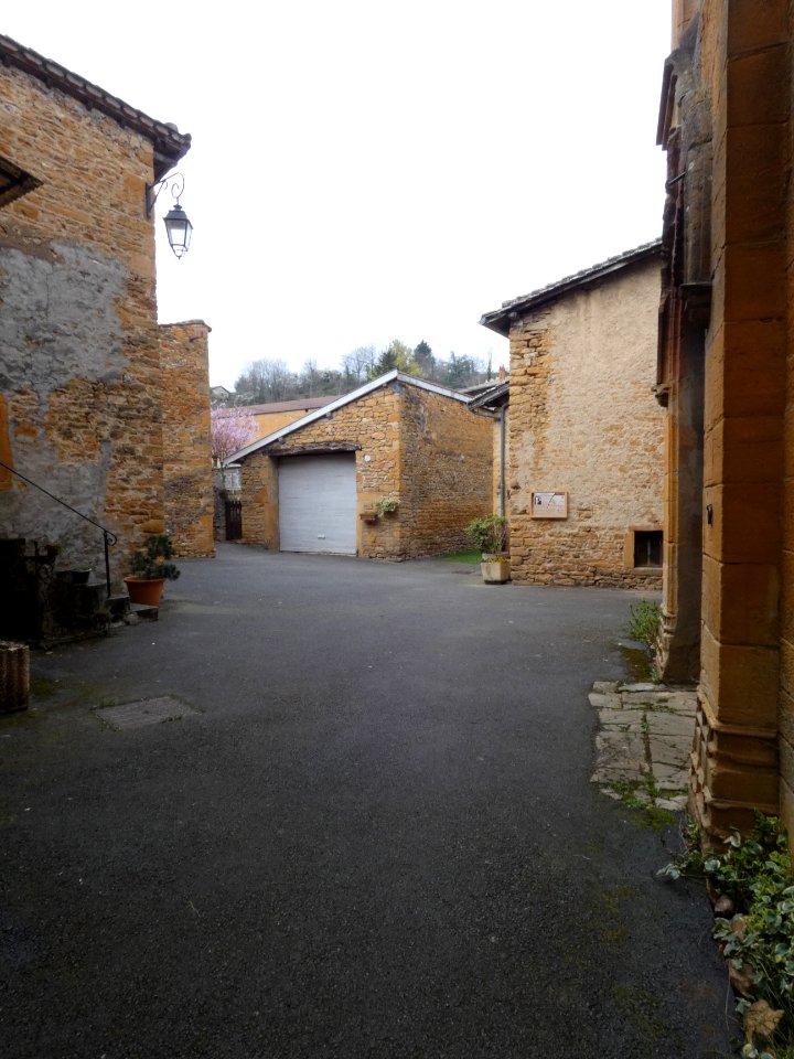 Jarnioux - Place de l'Ancienne Église - Vers le nord