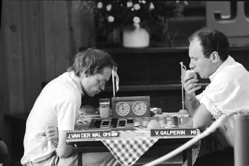 Jannes van der Wal (l) tegen Viktor Galperin tijdens het Internationaal Damtoern, Bestanddeelnr 934-4756