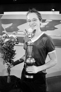 Jannes van der Wal, wereldkampioen, met beker, Bestanddeelnr 932-4322