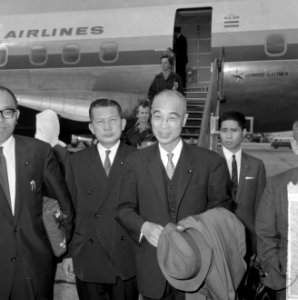 Japanse voorzitter in de Tweede Kamer , de heer Fuanda op Schiphol, Bestanddeelnr 916-8618