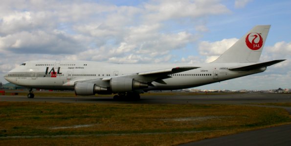 JapanAirlines B747-400 fukuoka 20041227121836 photo