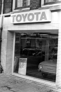 Japanse vestigingen in Amsterdam, etalage Toyota, Bestanddeelnr 925-1310