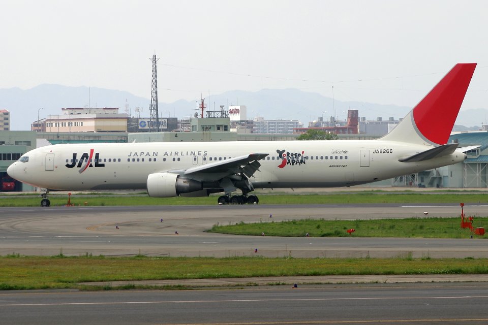 JapanAirlines B767-300 fukuoka 20050429122226