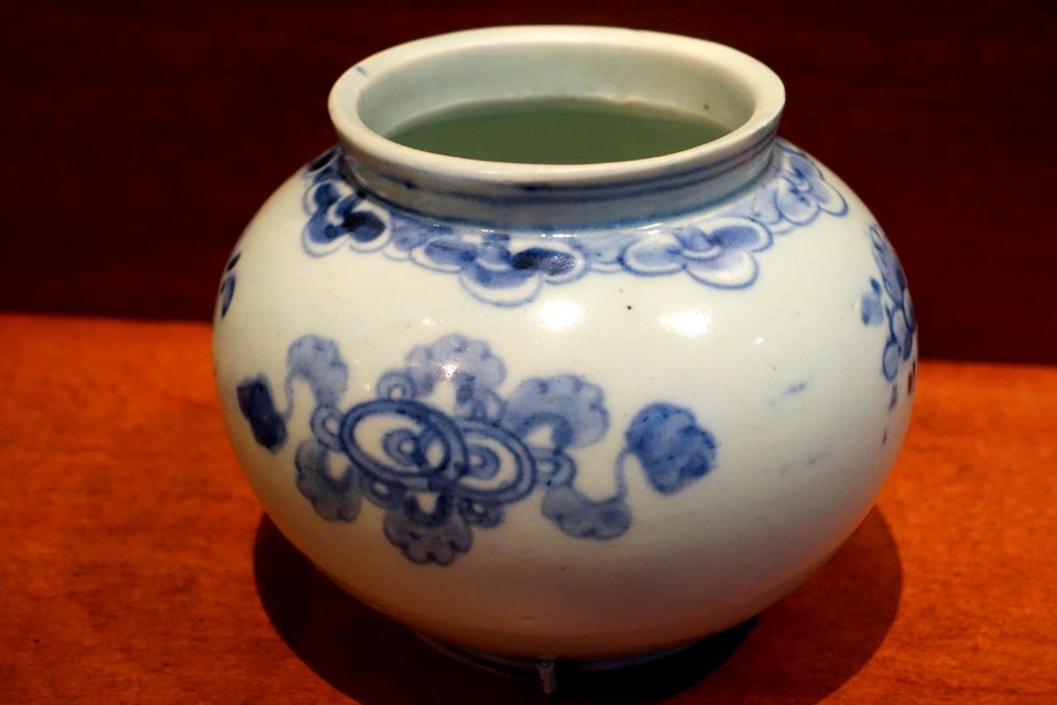 Jar with auspicious symbols, Korea, Joseon, 18th-19th century, porcelain with cobalt decoration - National Museum of Natural History, United States - DSC00500