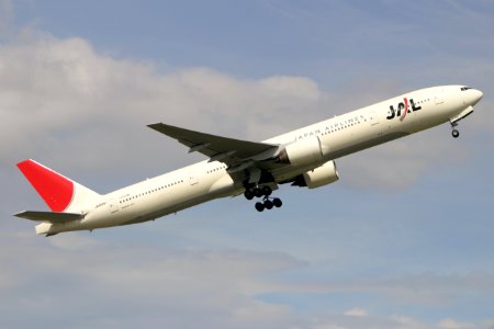 JapanAirlines B777-300 fukuoka 20040911141612
