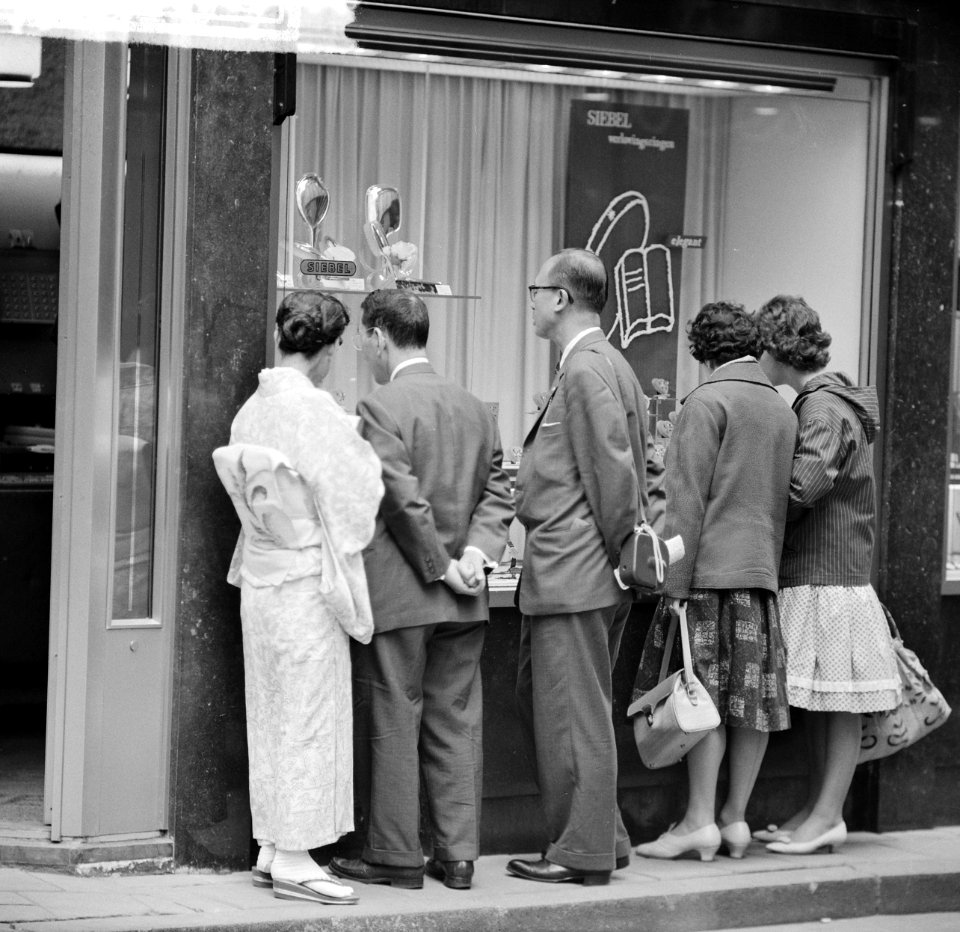 Japanse vrouw in kimono in de Kalverstraat, Bestanddeelnr 912-6209