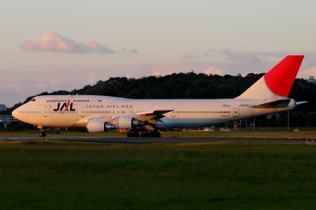 JapanAirlines B747-400 fukuoka 20041014173446 photo