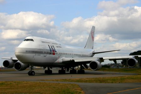 JapanAirlines B747-400 fukuoka 20041227121828 photo