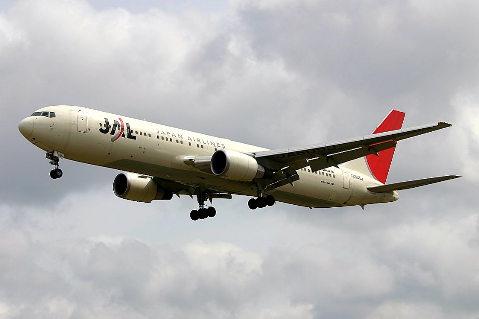 JapanAirlines B767-300 fukuoka 20040318123042