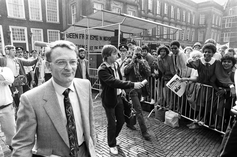 Janmaat (Centrumpartij) loopt langs de demonstranten, Bestanddeelnr 932-3282