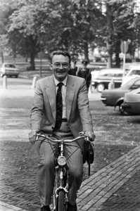 Janmaat (Centrum Partij) op de fiets, Bestanddeelnr 932-3198