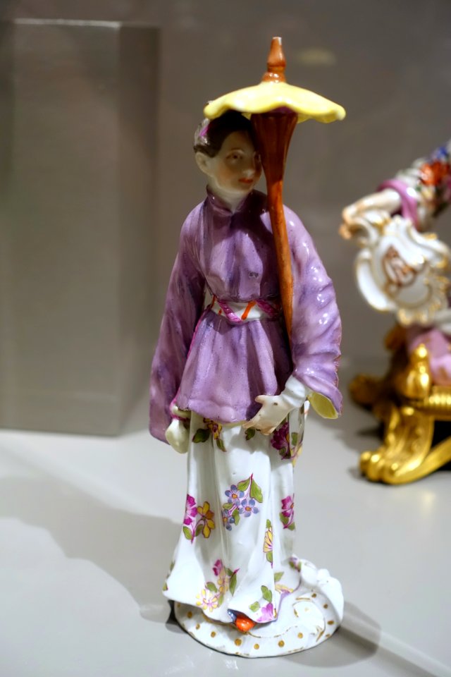 Japanese lady with parasol, Johann Joachim Kaendler and Peter Reinicke, Meissen Porcelain Factory, c. 1760, hard-paste porcelain - Wadsworth Atheneum - Hartford, CT - DSC05158