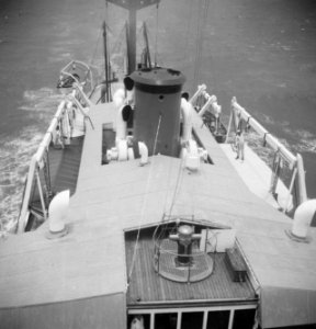 Javazee. Aan boord van het m.s. Kalianda van de K.P.M. gaan twee nieuwe NIWIN ka, Bestanddeelnr 13286