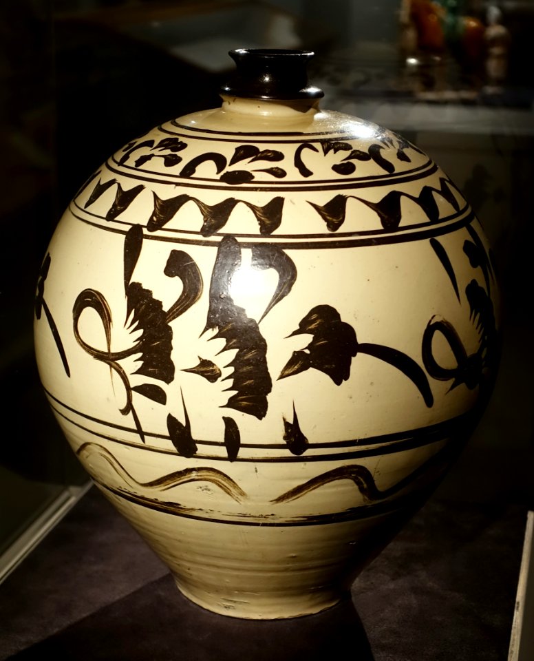 Jar with fan-shaped leaf designs, China, Yuan dynasty, 1260-1368 AD, Cizhou ware with underglaze painted decoration - Princeton University Art Museum - DSC07098