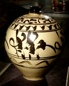 Jar with fan-shaped leaf designs, China, Yuan dynasty, 1260-1368 AD, Cizhou ware with underglaze painted decoration - Princeton University Art Museum - DSC07098