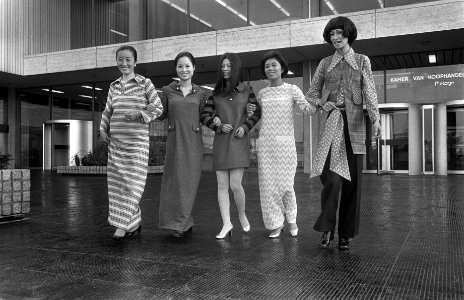 Japanse mannequins showen in Amsterdam West-Europese kleding voor de Wereldtento, Bestanddeelnr 923-2117