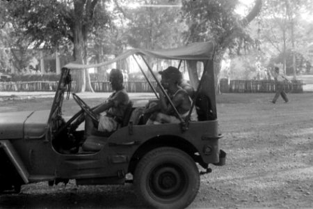 Japanse krijgsgevangen zitten in een jeep, Bestanddeelnr 6066