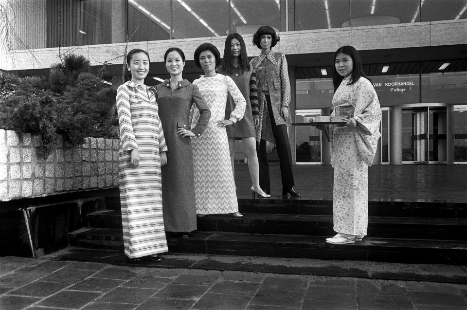 Japanse mannequins showen in Amsterdam West-Europese kleding voor de Wereldtento, Bestanddeelnr 923-2116