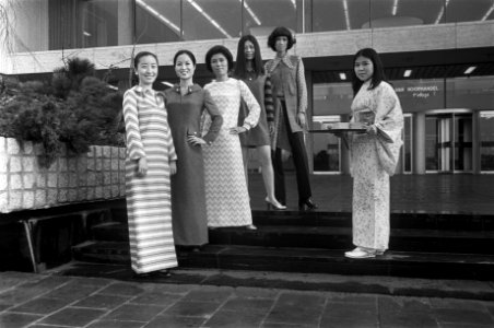 Japanse mannequins showen in Amsterdam West-Europese kleding voor de Wereldtento, Bestanddeelnr 923-2116
