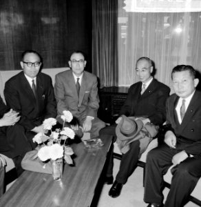 Japanse voorzitter in de Tweede Kamer , de heer Fuanda op Schiphol, Bestanddeelnr 916-8620