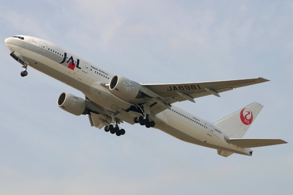 JapanAirlines B777-200 fukuoka 20050128111820