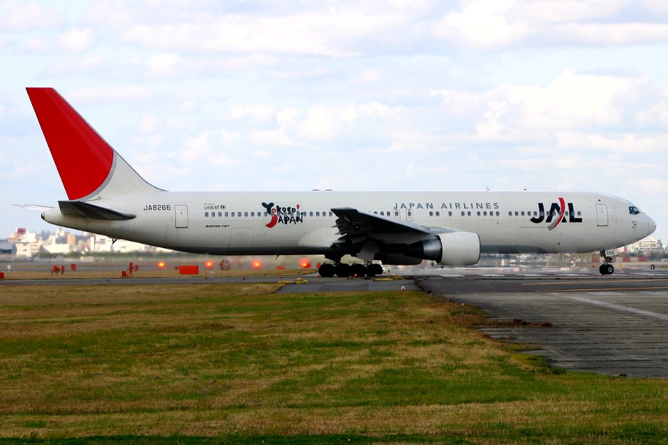 JapanAirlines B767-300 fukuoka 20041227133800