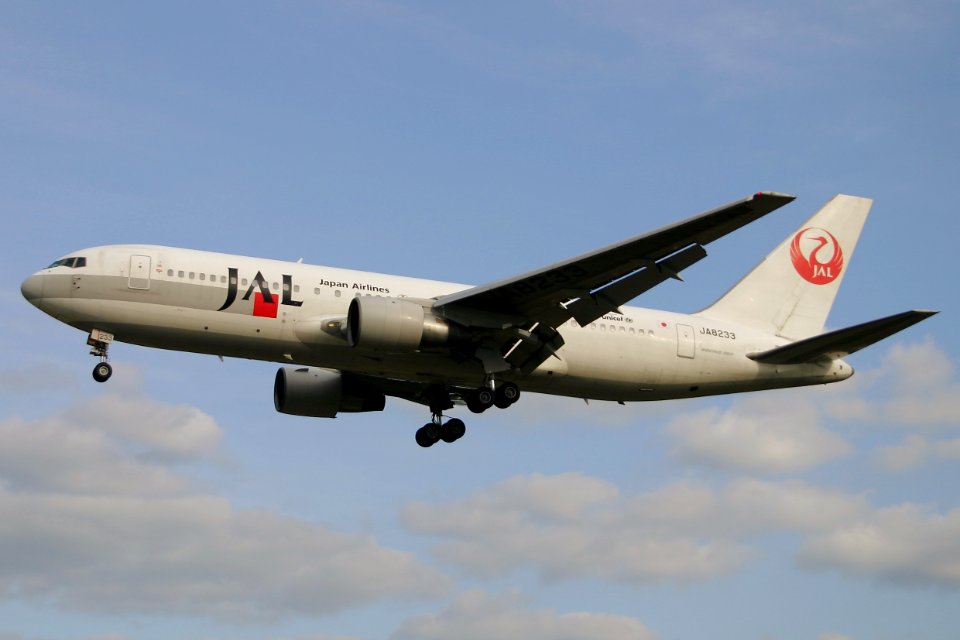 JapanAirlines B767-200 fukuoka 20041228142340