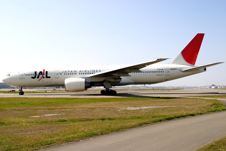 JapanAirlines B777-200 fukuoka 20090406143712