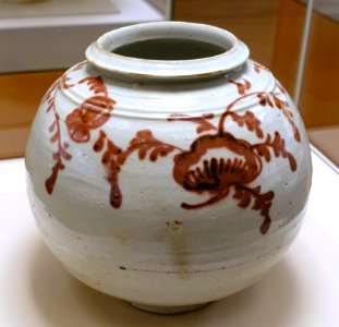 Jar with flower design, Korea, Joseon dynasty, 18th century, porcelain with copper-red paint - Ethnological Museum, Berlin - DSC02038