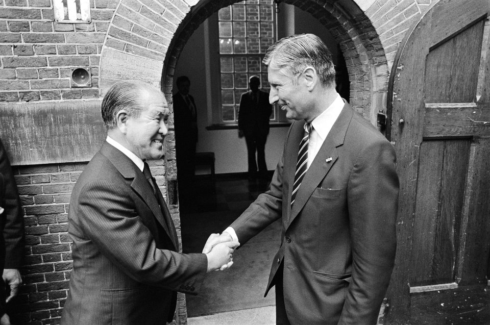 Japanse premier Suzuki in Nederland Van Agt (r) begroet premier Suzuki op het Binnenhof, Bestanddeelnr 931-5511