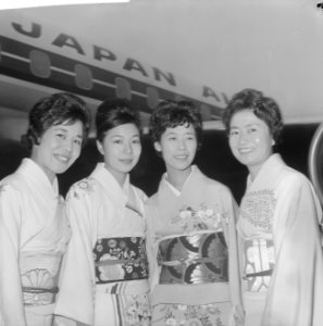 Japanse stewardessen in Kimono, Bestanddeelnr 914-5331