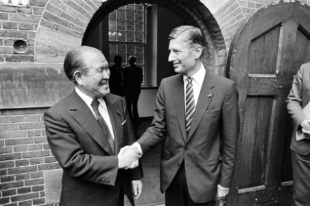 Japanse premier Suzuki in Nederland Van Agt (r) begroet premier Suzuki op het Binnenhof, Bestanddeelnr 931-5512