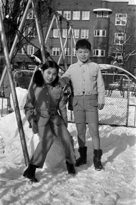 Japanse kinderen showen kleding voor expo bij Internationale School te Amsterdam, Bestanddeelnr 923-2605