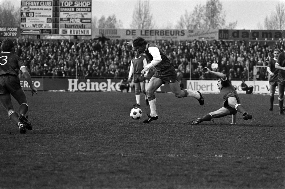 Jansen in duel met een voetballer van HFC, Bestanddeelnr 929-0802
