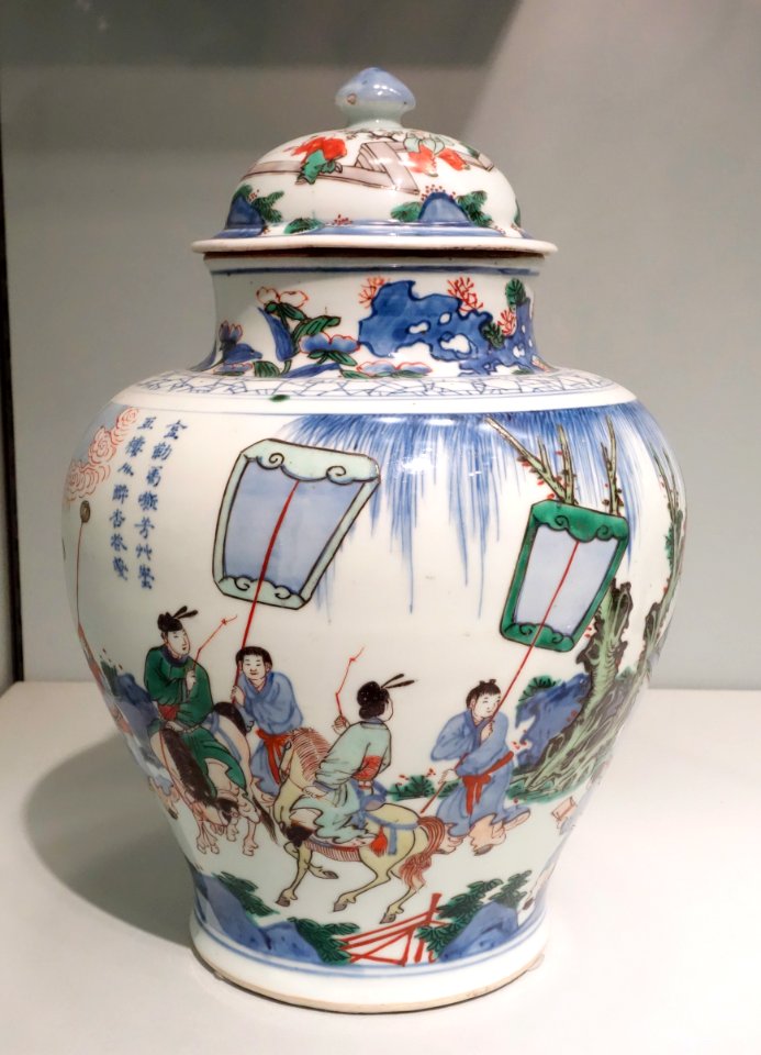 Jar with farewell scene, China, Jingdezhen, Jiangxi province, Qing dynasty, Kangxi emperor, porcelain with underglaze cobalt, overglaze polychrome - Asian Art Museum of San Francisco - DSC01612