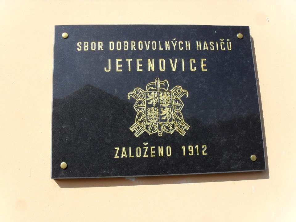 JETENOVICE - hasičská zbrojnice, plaketa cti